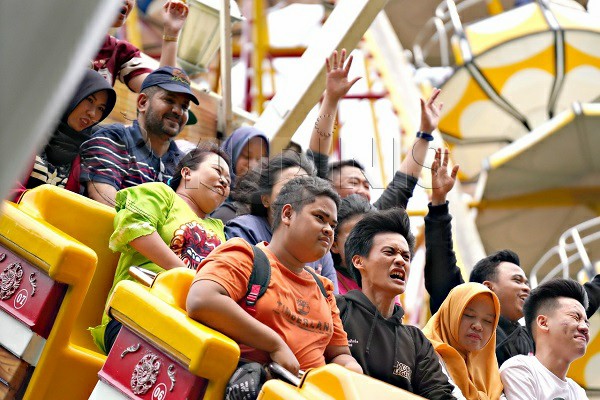 Theme park pirate ship ride